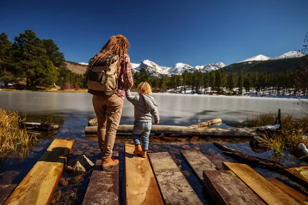 Rodina v Rocky mountains národním parku v Usa — Stock fotografie