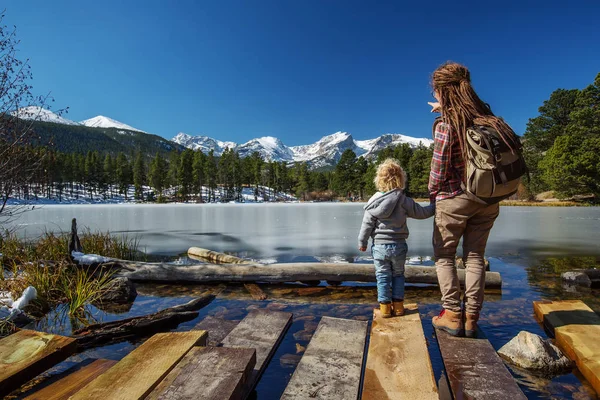 Rodina v Rocky mountains národním parku v Usa — Stock fotografie