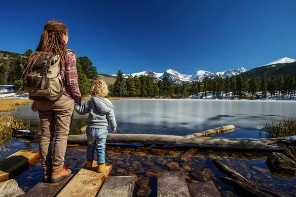 Rodina v Rocky mountains národním parku v Usa — Stock fotografie