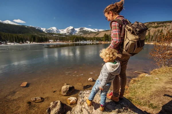 Keluarga di Rocky Mountain National Park di Amerika Serikat — Stok Foto