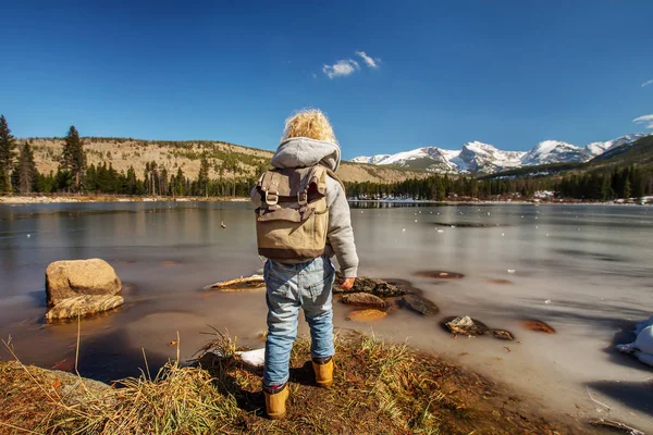 Hiker in Rocky mountains National park in USA — Stock Photo, Image