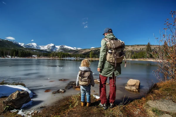 Familia en Montañas Rocosas Parque Nacional en Estados Unidos —  Fotos de Stock