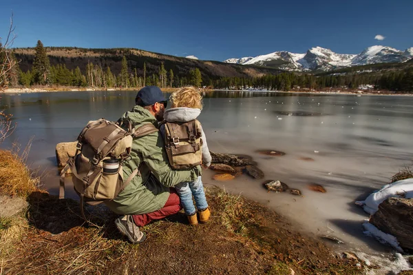 Keluarga di Rocky Mountain National Park di Amerika Serikat — Stok Foto