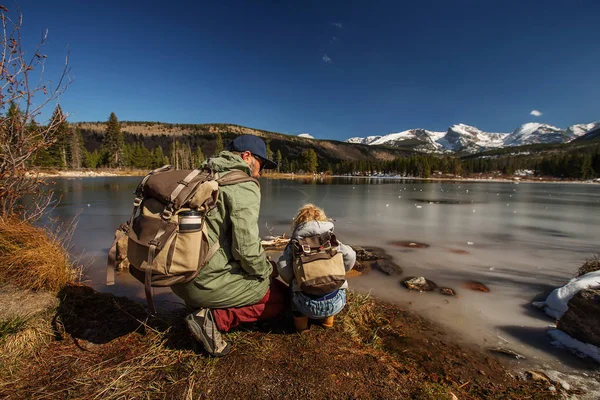 Keluarga di Rocky Mountain National Park di Amerika Serikat — Stok Foto