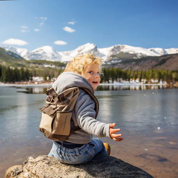 Turista v Rocky mountains národním parku v Usa — Stock fotografie