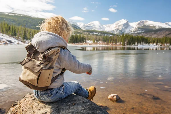 Turista v Rocky mountains národním parku v Usa — Stock fotografie