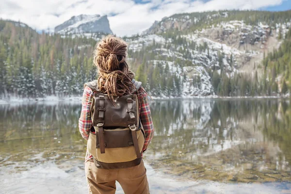 Turista v Rocky mountains národním parku v Usa — Stock fotografie