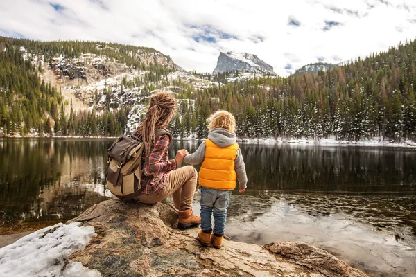 Keluarga di Rocky Mountain National Park di Amerika Serikat — Stok Foto