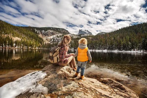 Rodina v Rocky mountains národním parku v Usa — Stock fotografie