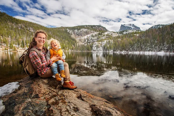 Familia en Montañas Rocosas Parque Nacional en Estados Unidos — Foto de Stock