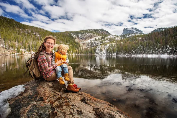 Rodina v Rocky mountains národním parku v Usa — Stock fotografie