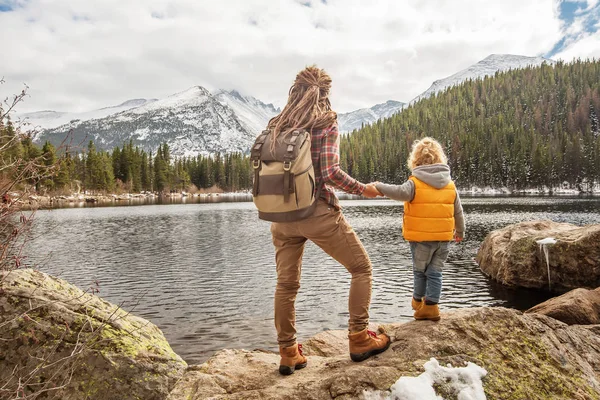 Keluarga di Rocky Mountain National Park di Amerika Serikat — Stok Foto