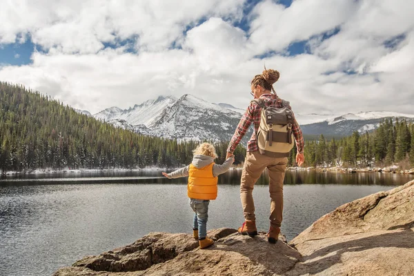 Семья в Национальном парке Скалистых гор в США — стоковое фото
