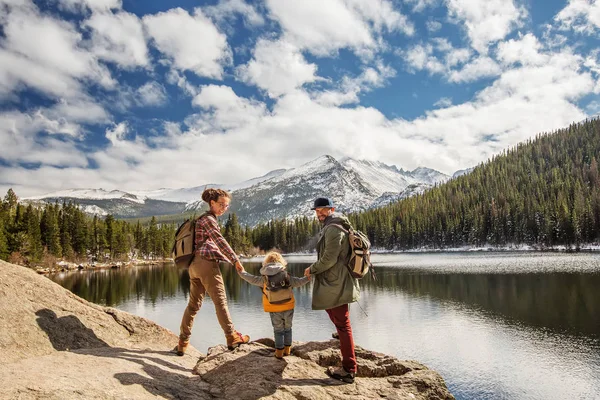 Familia en Montañas Rocosas Parque Nacional en Estados Unidos —  Fotos de Stock