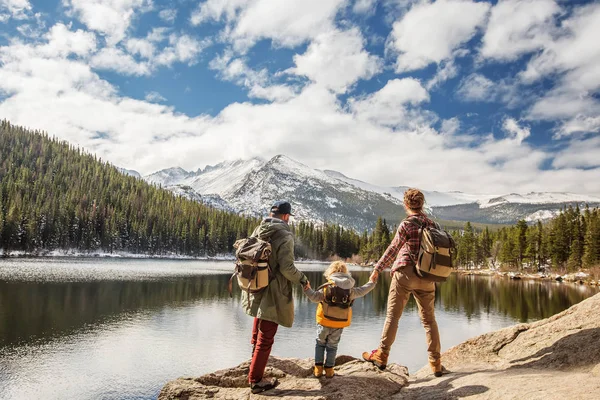 Keluarga di Rocky Mountain National Park di Amerika Serikat — Stok Foto
