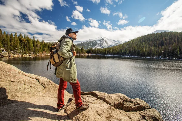 Turista v Rocky mountains národním parku v Usa — Stock fotografie