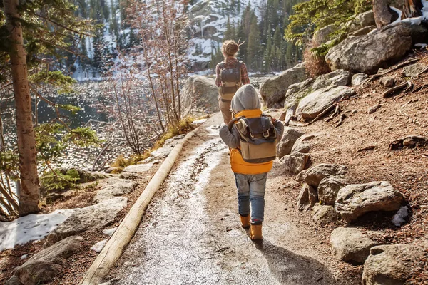 Keluarga di Rocky Mountain National Park di Amerika Serikat — Stok Foto