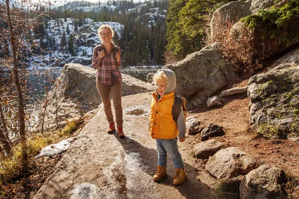 Keluarga di Rocky Mountain National Park di Amerika Serikat — Stok Foto