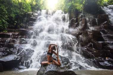 Bali şelale yakınında Kadın uygulamaları yoga, Endonezya