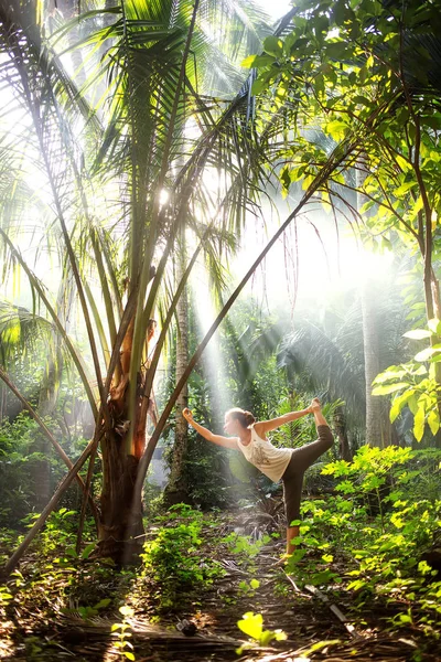 Woman doing yoga outside in jungle — Stock Photo, Image