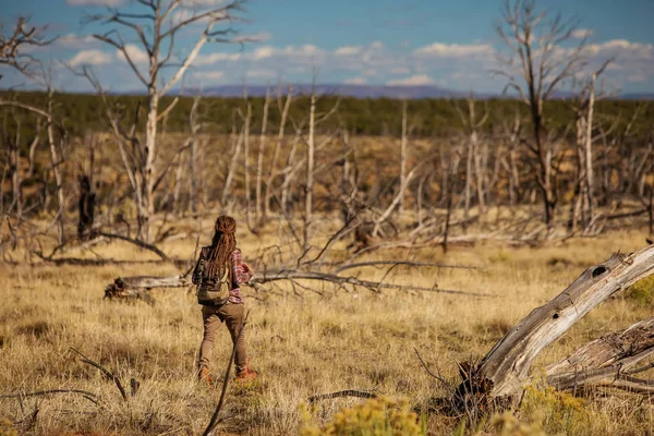 Mujer en bosque de árboles muertos — Foto de Stock