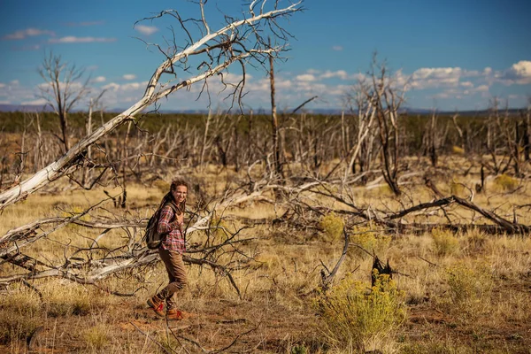 Mujer en bosque de árboles muertos — Foto de Stock