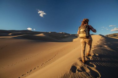 Bir turist çölde seyahat