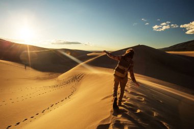 Bir turist çölde seyahat