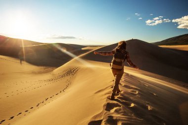Bir turist çölde seyahat