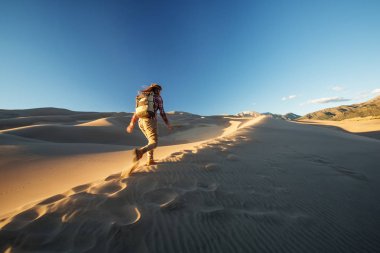 Bir turist çölde seyahat