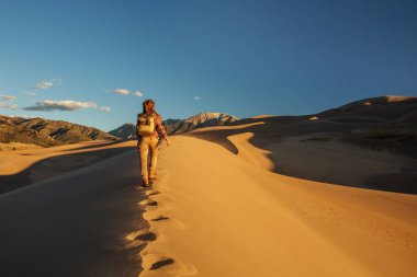Bir turist çölde seyahat