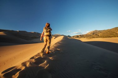 Bir turist çölde seyahat