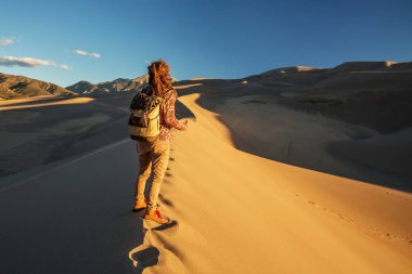 Bir turist çölde seyahat