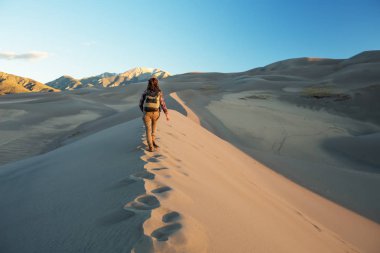 Bir turist çölde seyahat