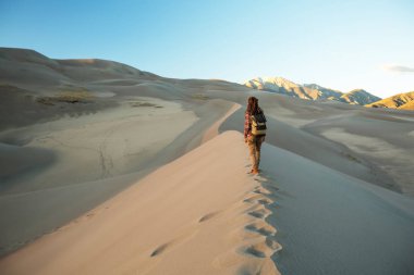 Bir turist çölde seyahat