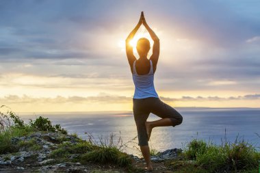 Kafkas kadın pratik yoga, deniz kıyısı