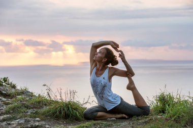 Kafkas kadın pratik yoga, deniz kıyısı