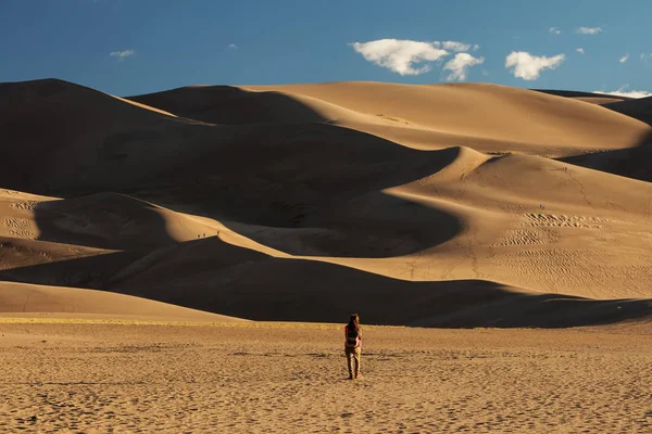 Un turista viajó por el desierto — Foto de Stock