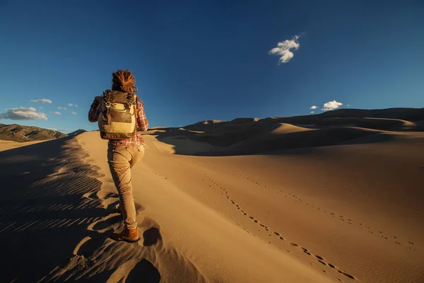 Un turista viajó por el desierto — Foto de Stock