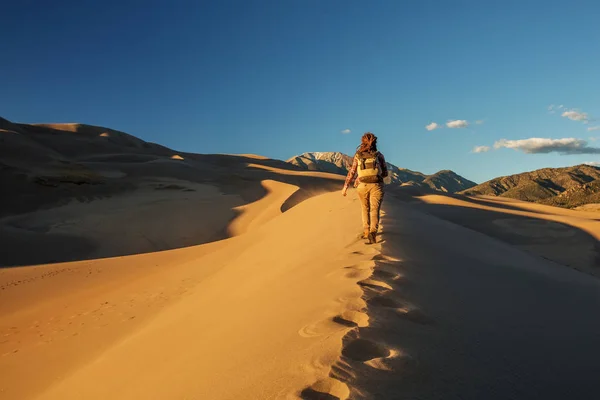 Un turista viajó por el desierto — Foto de Stock