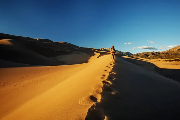 Un turista viajó por el desierto — Foto de Stock