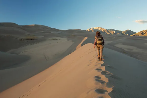 Un turista viajó por el desierto — Foto de Stock