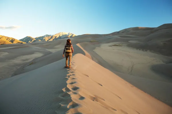 Un turista viajó por el desierto — Foto de Stock