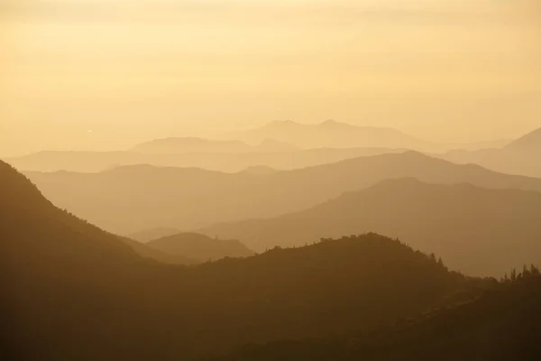 Coucher de soleil sur le rocher Moro dans le parc national Sequoia — Photo