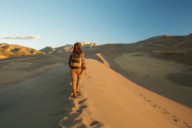 Bir turist çölde seyahat