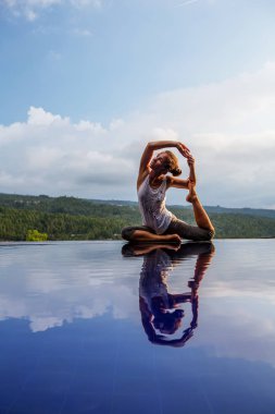 Kafkas kadın pratik yoga, deniz kıyısı