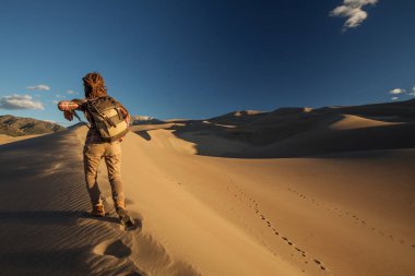 Bir turist çölde seyahat