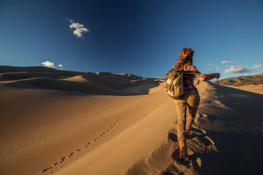 Bir turist çölde seyahat