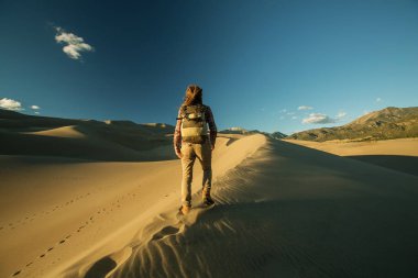 Bir turist çölde seyahat