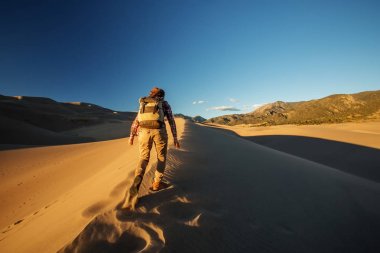 Bir turist çölde seyahat